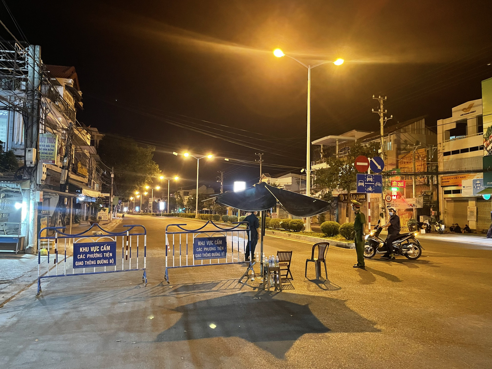 Nha Trang đ&ecirc;m đầu ti&ecirc;n &aacute;p dụng lệnh cấm ra đường - Ảnh 10.