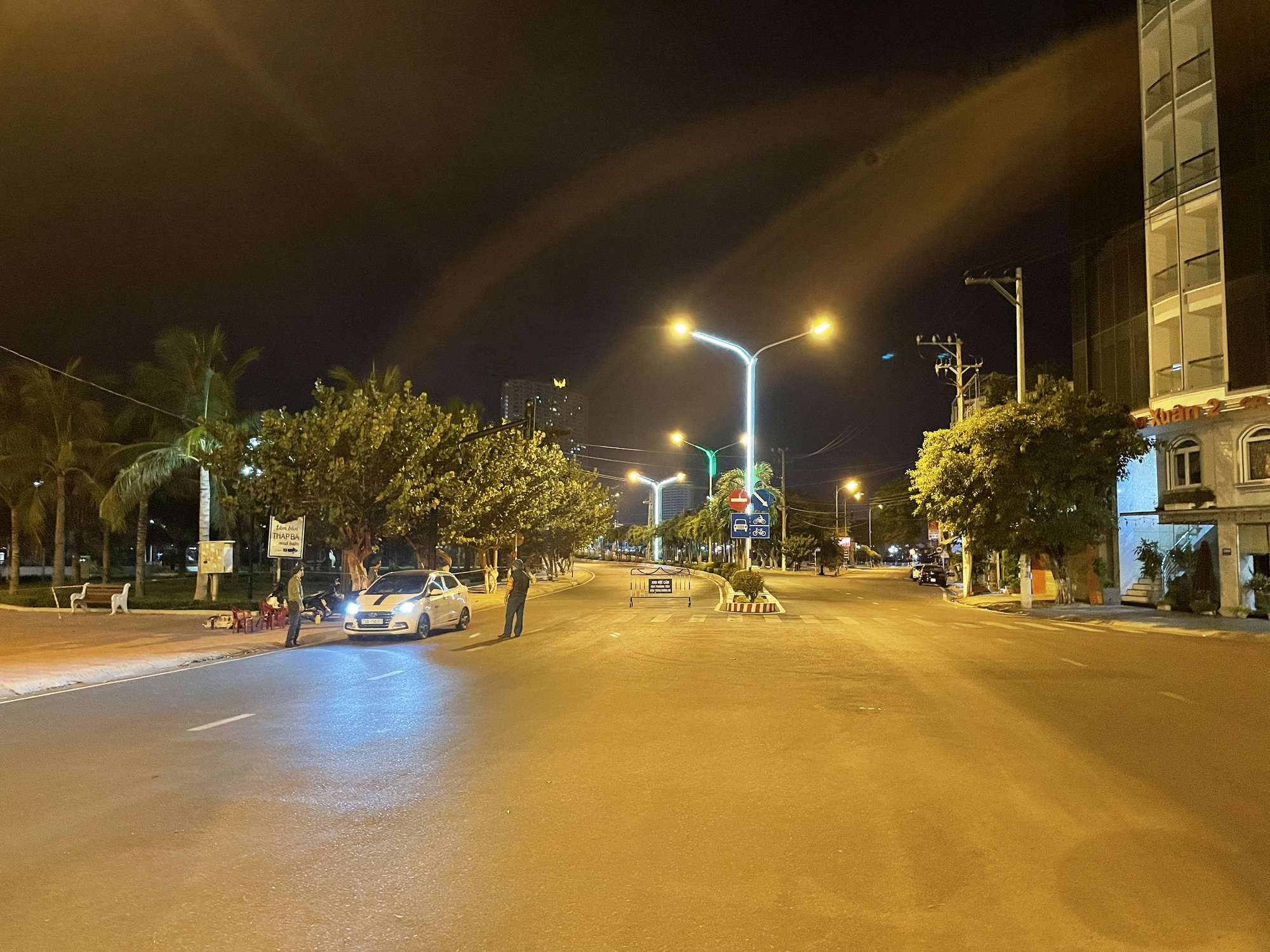 Nha Trang đ&ecirc;m đầu ti&ecirc;n &aacute;p dụng lệnh cấm ra đường - Ảnh 9.
