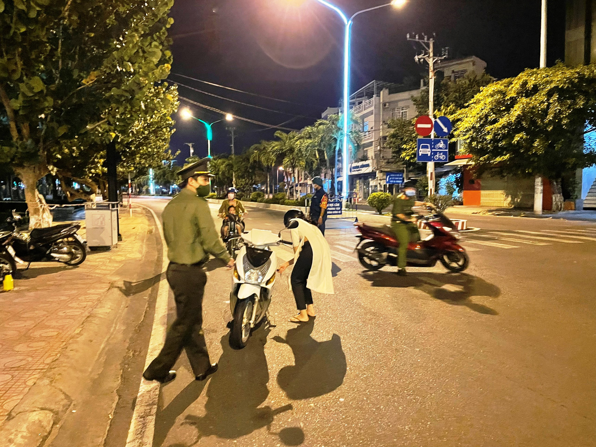 Nha Trang đ&ecirc;m đầu ti&ecirc;n &aacute;p dụng lệnh cấm ra đường - Ảnh 8.