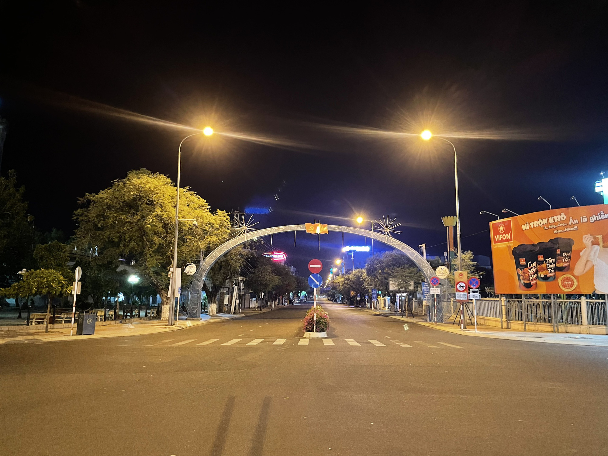 Nha Trang đ&ecirc;m đầu ti&ecirc;n &aacute;p dụng lệnh cấm ra đường - Ảnh 7.