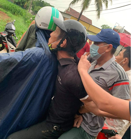 Bắt nghi phạm ch&eacute;m chết người quen rồi bỏ trốn v&agrave;o rừng - Ảnh 1.