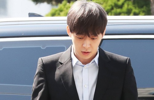 “Hoàng tử gác mái” Park Yoo Chun bị quản lý lật mặt, dọa bóc phốt