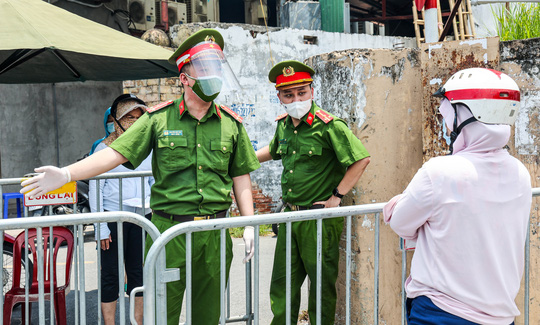 Hà Nội phong toả tạm thời một con ngõ do có 20 ca nghi mắc Covid-19 - Ảnh 1.