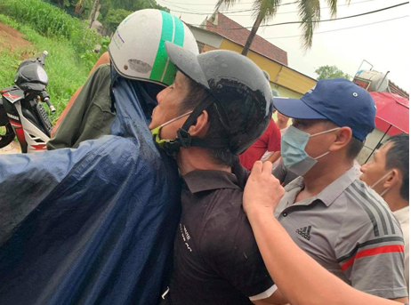 Bắt nghi phạm chém chết người quen rồi bỏ trốn vào rừng