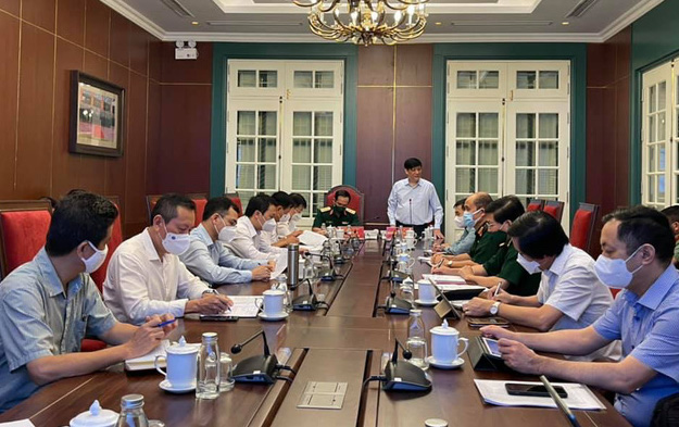 Bộ Quốc ph&ograve;ng c&oacute; thể điều trực thăng vận chuyển vắc-xin Covid-19 - Ảnh 1.