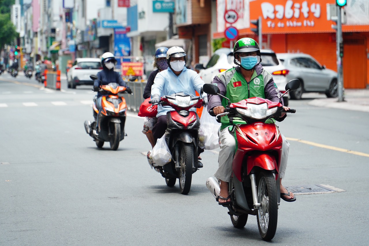 TP HCM: Người dân ra đường đông đúc trong thời gian giãn cách - Ảnh 2.
