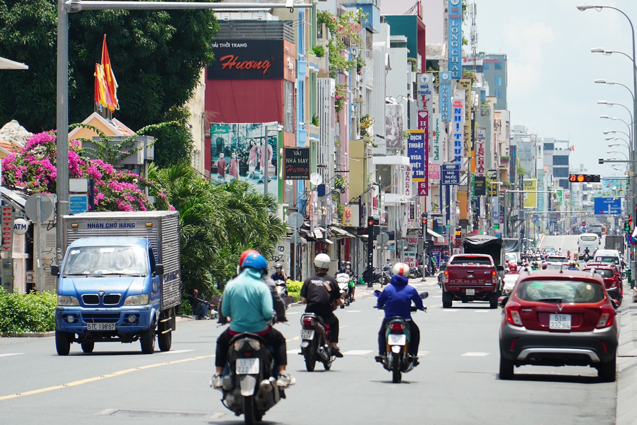 TP HCM: Người dân ra đường đông đúc trong thời gian giãn cách - Ảnh 3.