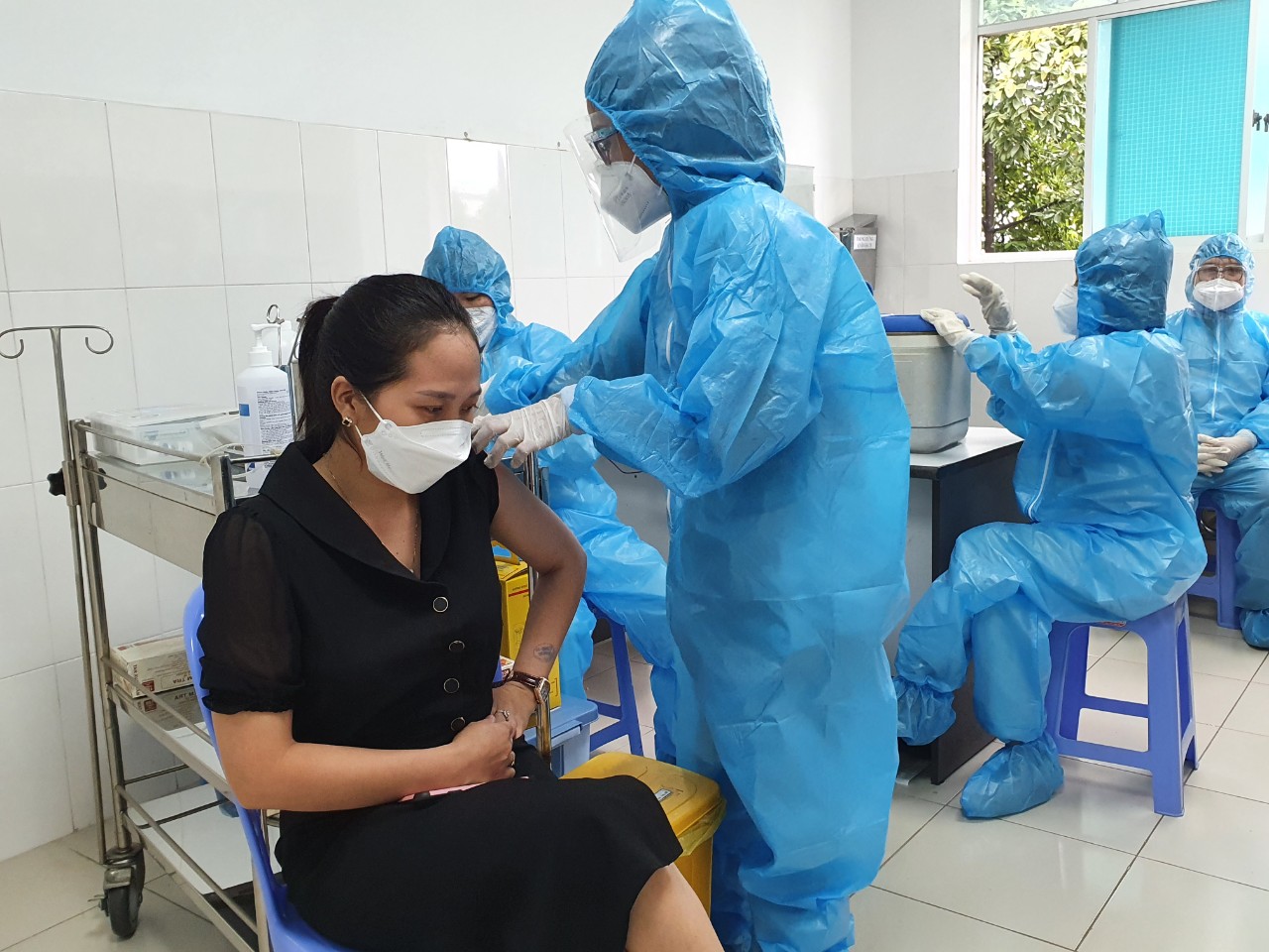 Bộ Quốc ph&ograve;ng c&oacute; thể điều trực thăng vận chuyển vắc-xin Covid-19 - Ảnh 2.