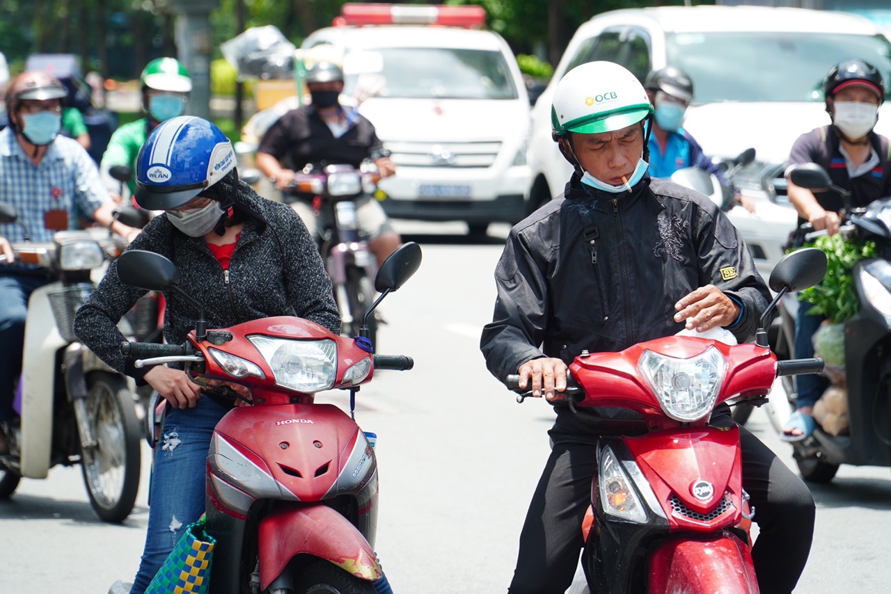 TP HCM: Người dân ra đường đông đúc trong thời gian giãn cách - Ảnh 5.