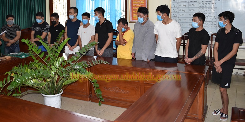 3 anh em ruột thay nhau mở sới bạc tại nh&agrave; cho nhiều người tới s&aacute;t phạt - Ảnh 1.