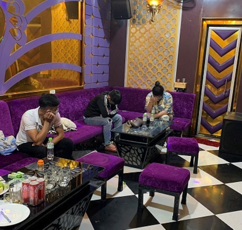 18 nam nữ ở Quảng Nam h&aacute;t, chơi ma t&uacute;y trong qu&aacute;n karaoke đ&oacute;ng k&iacute;n cửa - Ảnh 1.
