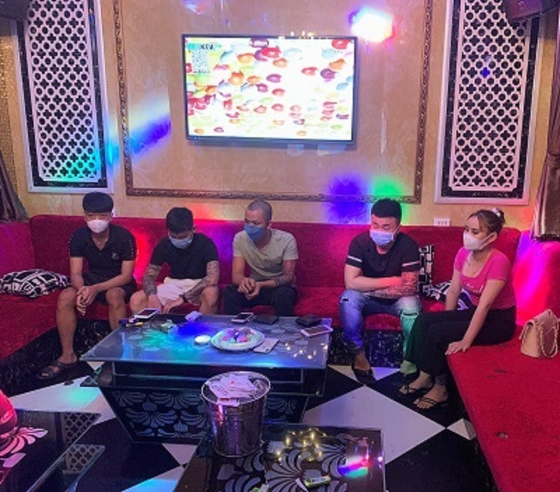 18 nam nữ ở Quảng Nam h&aacute;t, chơi ma t&uacute;y trong qu&aacute;n karaoke đ&oacute;ng k&iacute;n cửa - Ảnh 2.