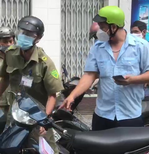 T&agrave;i xế c&ocirc;ng ty c&ocirc;ng tr&igrave;nh đ&ocirc; thị vượt chốt kiểm dịch c&ograve;n chửi bới khi bị kiểm tra - Ảnh 1.