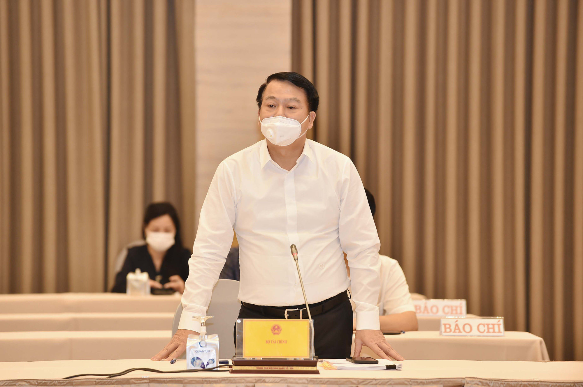 Xem xét giảm thuế, giảm lãi suất - Ảnh 1.