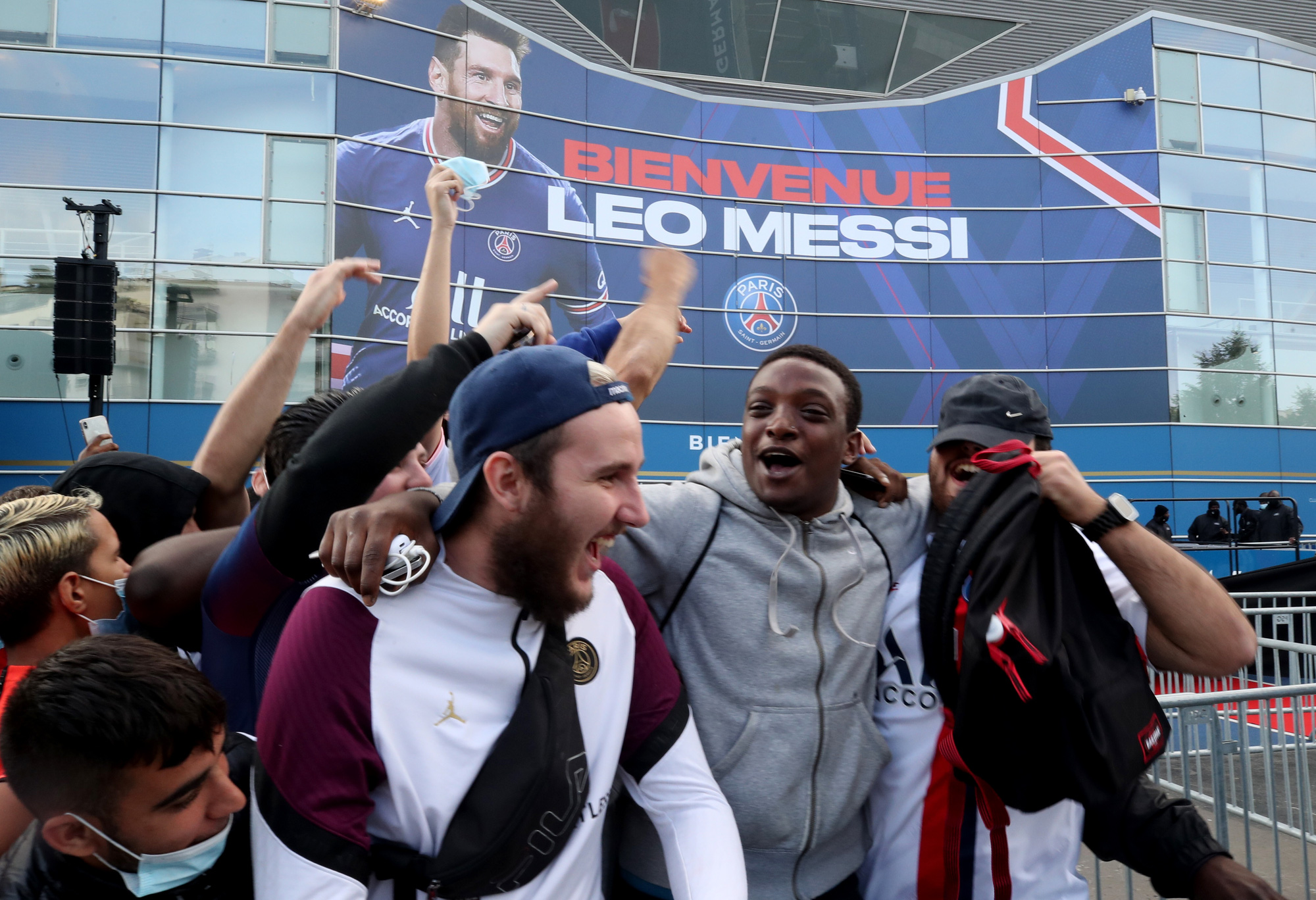 Lionel Messi ra mắt ch&iacute;nh thức, chọn &aacute;o đấu 30 tại PSG - Ảnh 3.