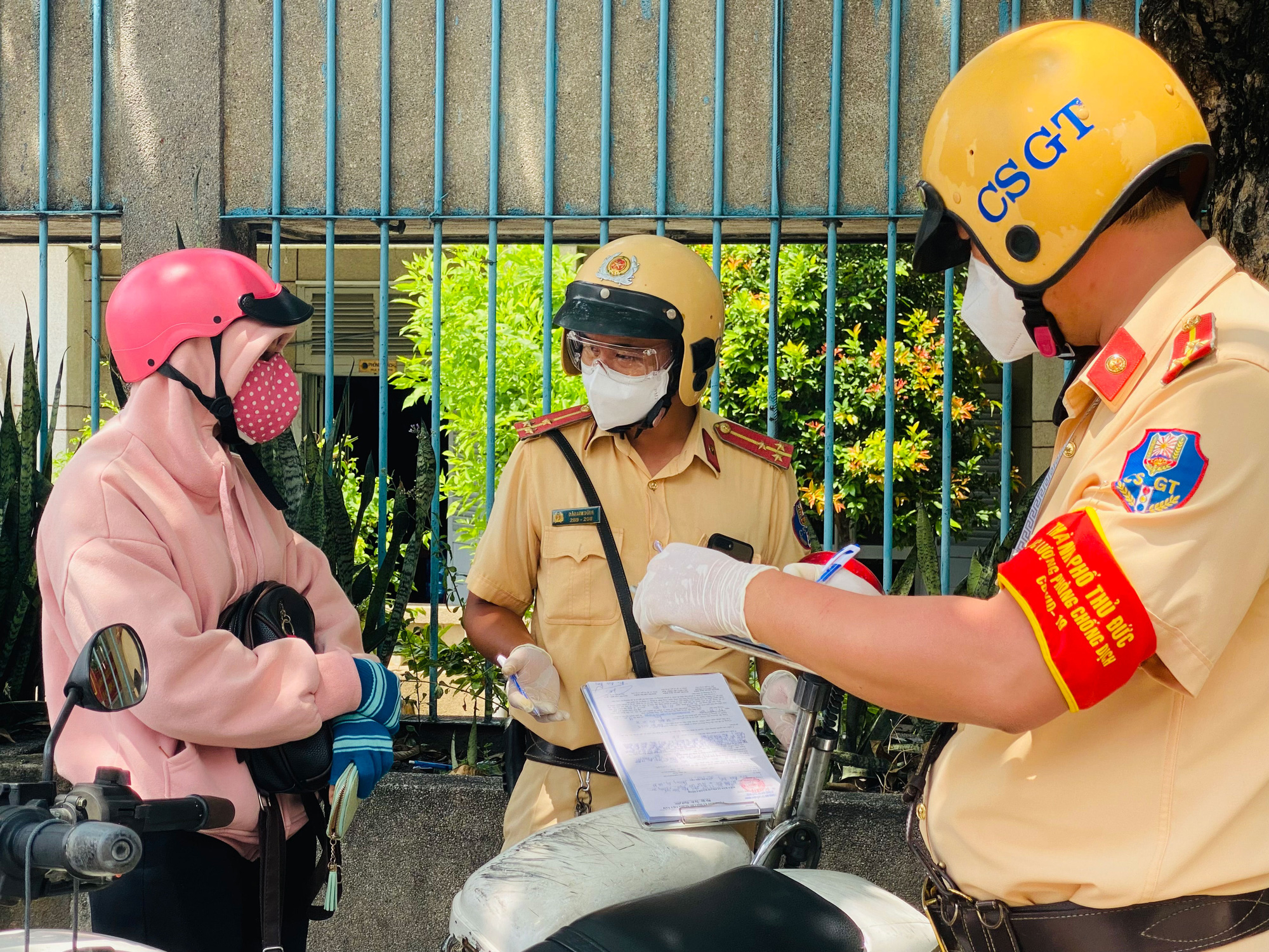 VÌ SAO ÐƯỜNG PHỐ TP HCM ÐÔNG TRỞ LẠI? (*): Xử phạt nhiều... thánh cãi!