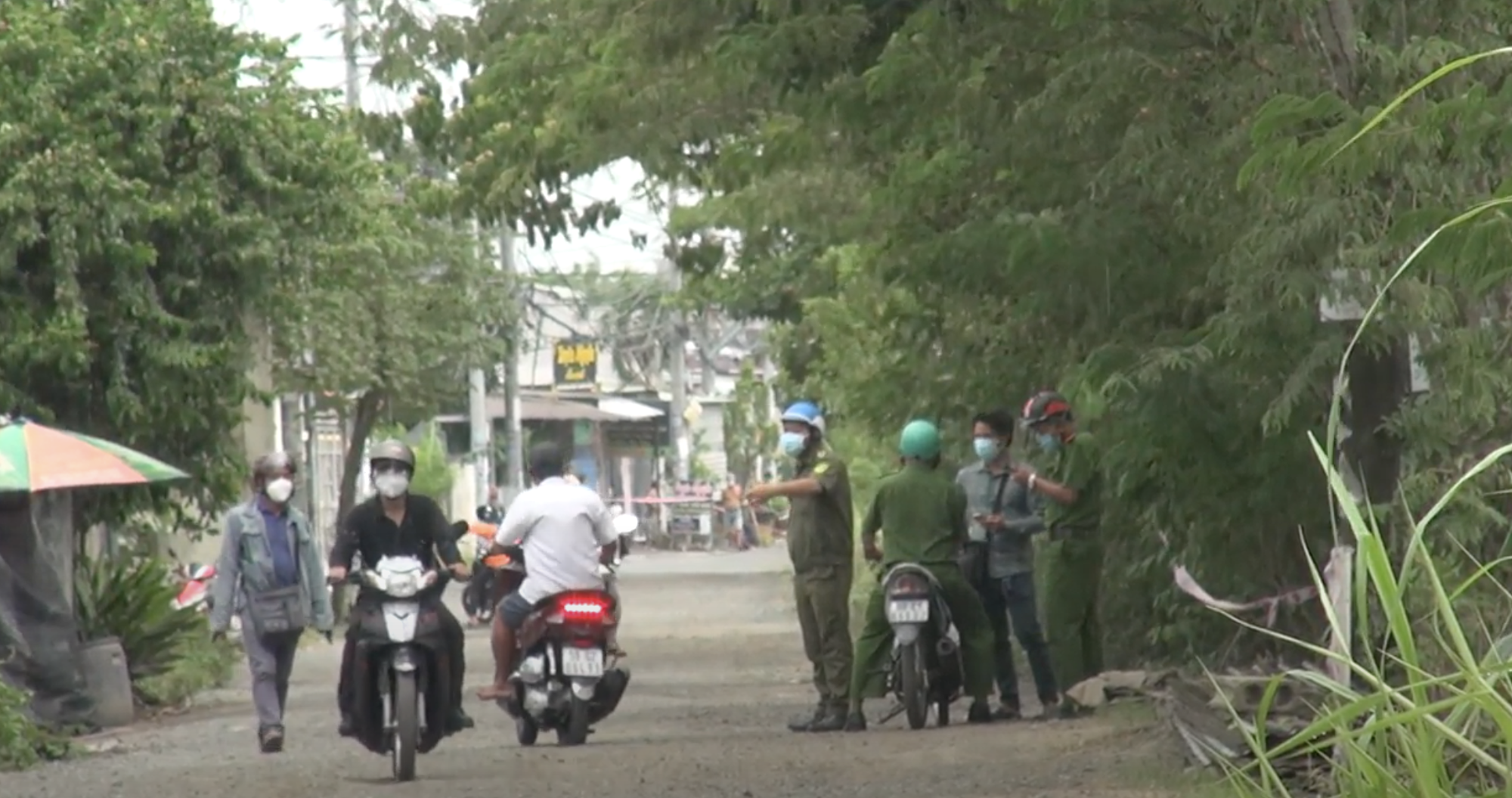 TP HCM: Nam thanh ni&ecirc;n chạy xe tốc độ cao, lao xuống k&ecirc;nh - Ảnh 1.