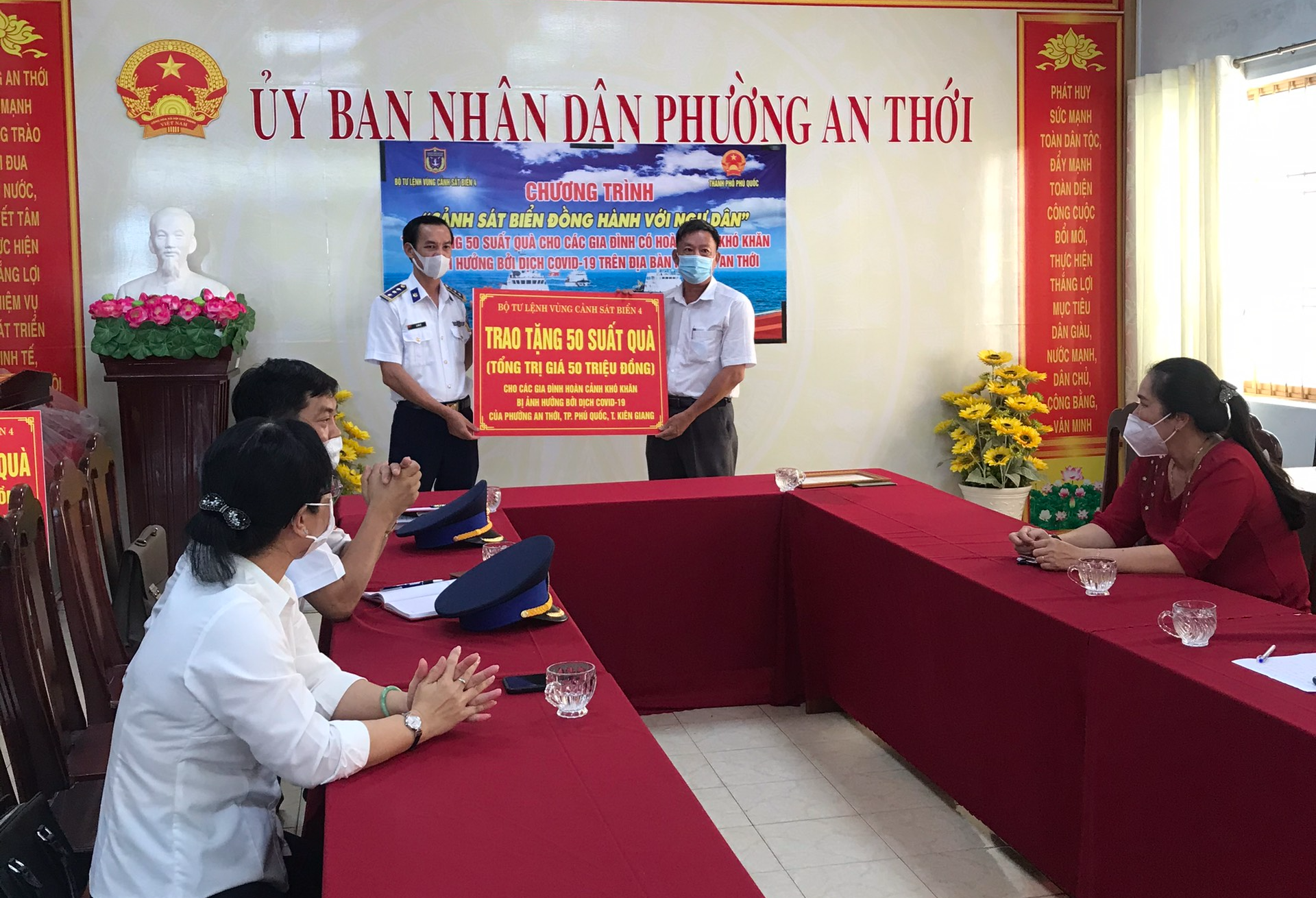 Cảnh sát biển và biên phòng ở Kiên Giang giúp dân nghèo ổn định cuộc sống - Ảnh 3.