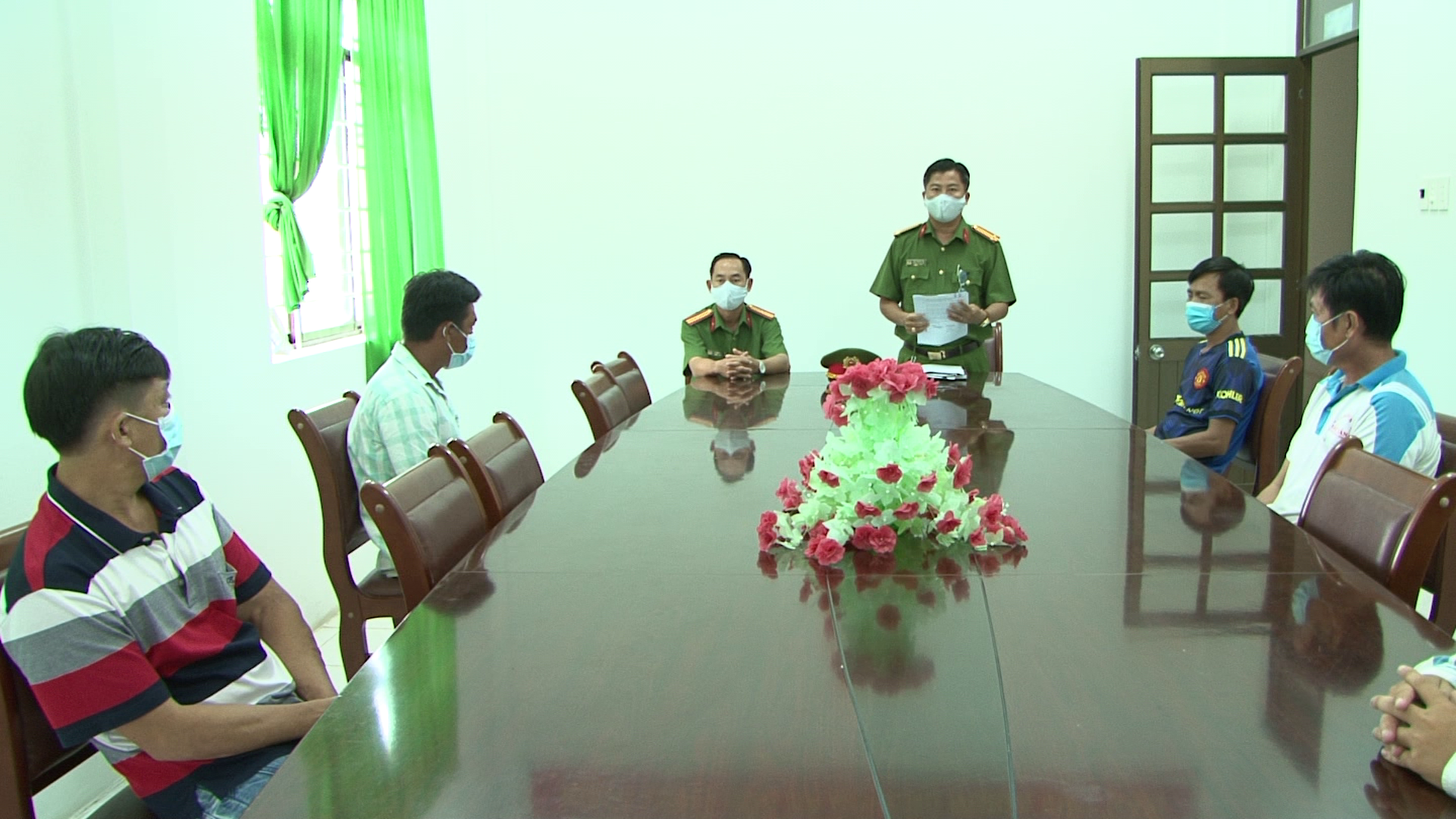 Tụ tập ăn nhậu, 12 người bị phạt 180 triệu đồng - Ảnh 2.