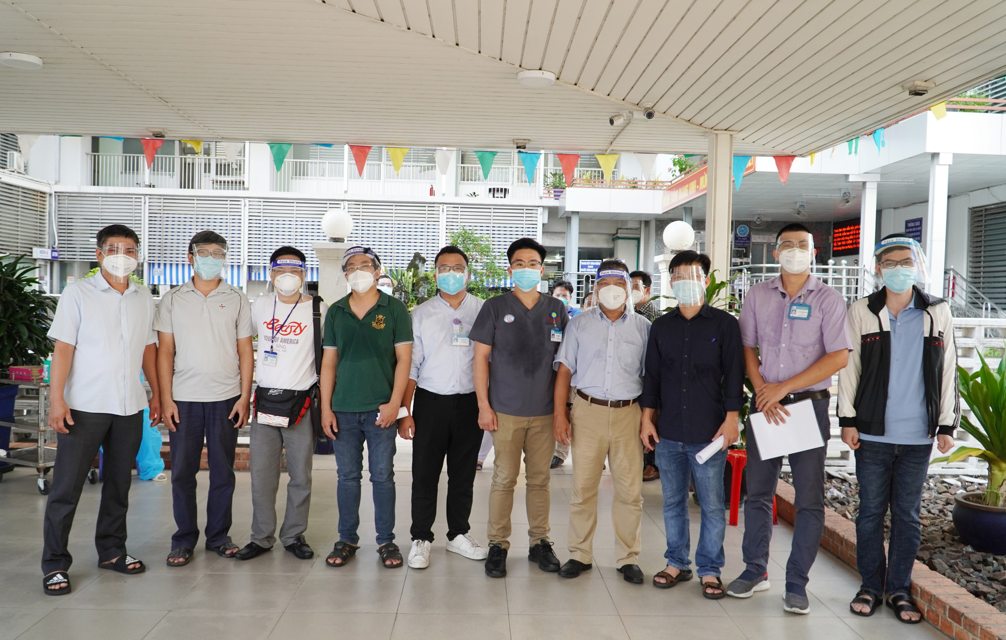Bệnh viện Chợ Rẫy tăng cường nhiều b&aacute;c sĩ tim mạch, ngoại khoa v&agrave;o điểm n&oacute;ng Covid-19 - Ảnh 2.