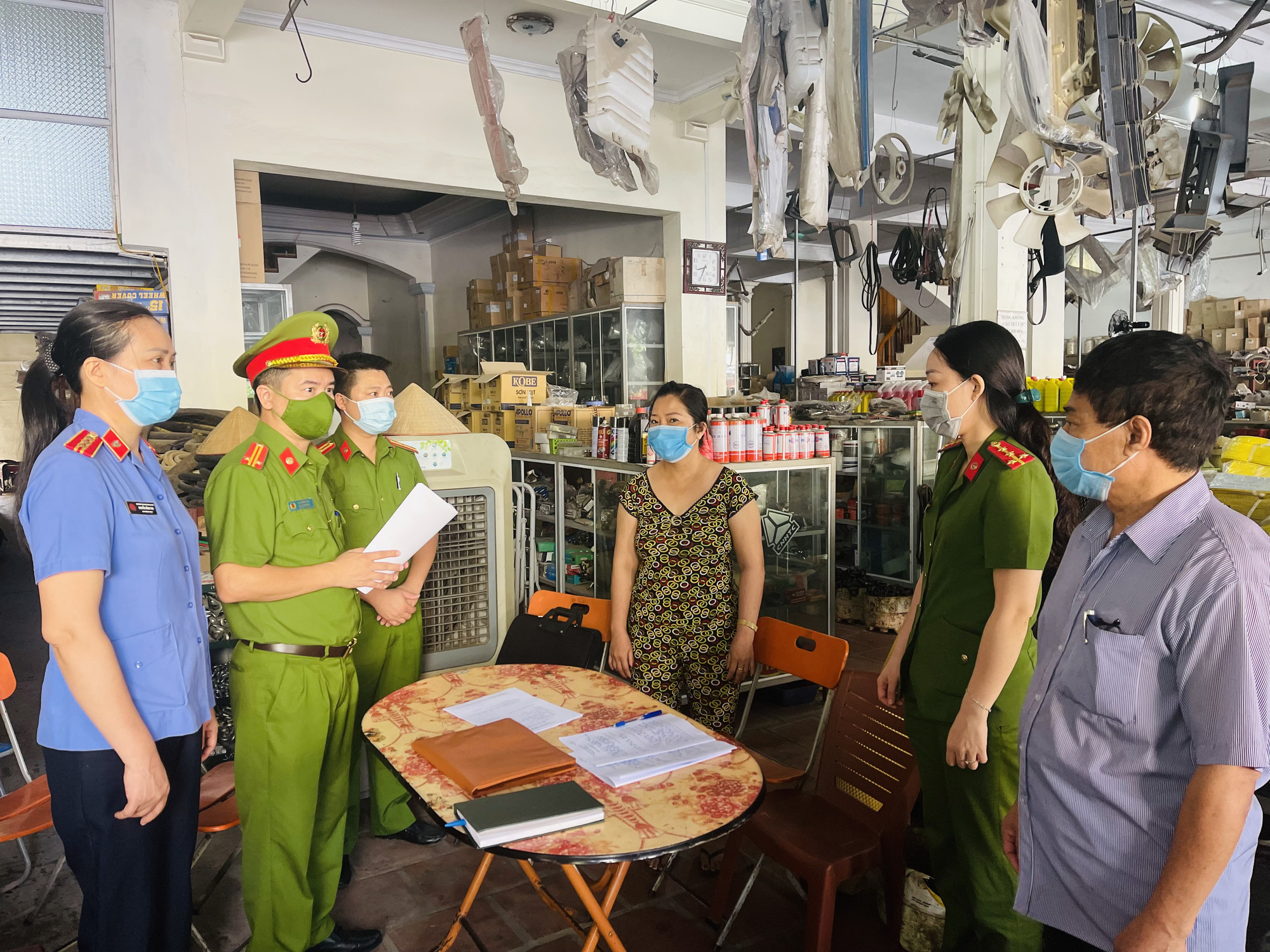Khởi tố chủ tịch HĐQT và giám đốc công ty bán khống gần 100 tỉ đồng hóa đơn