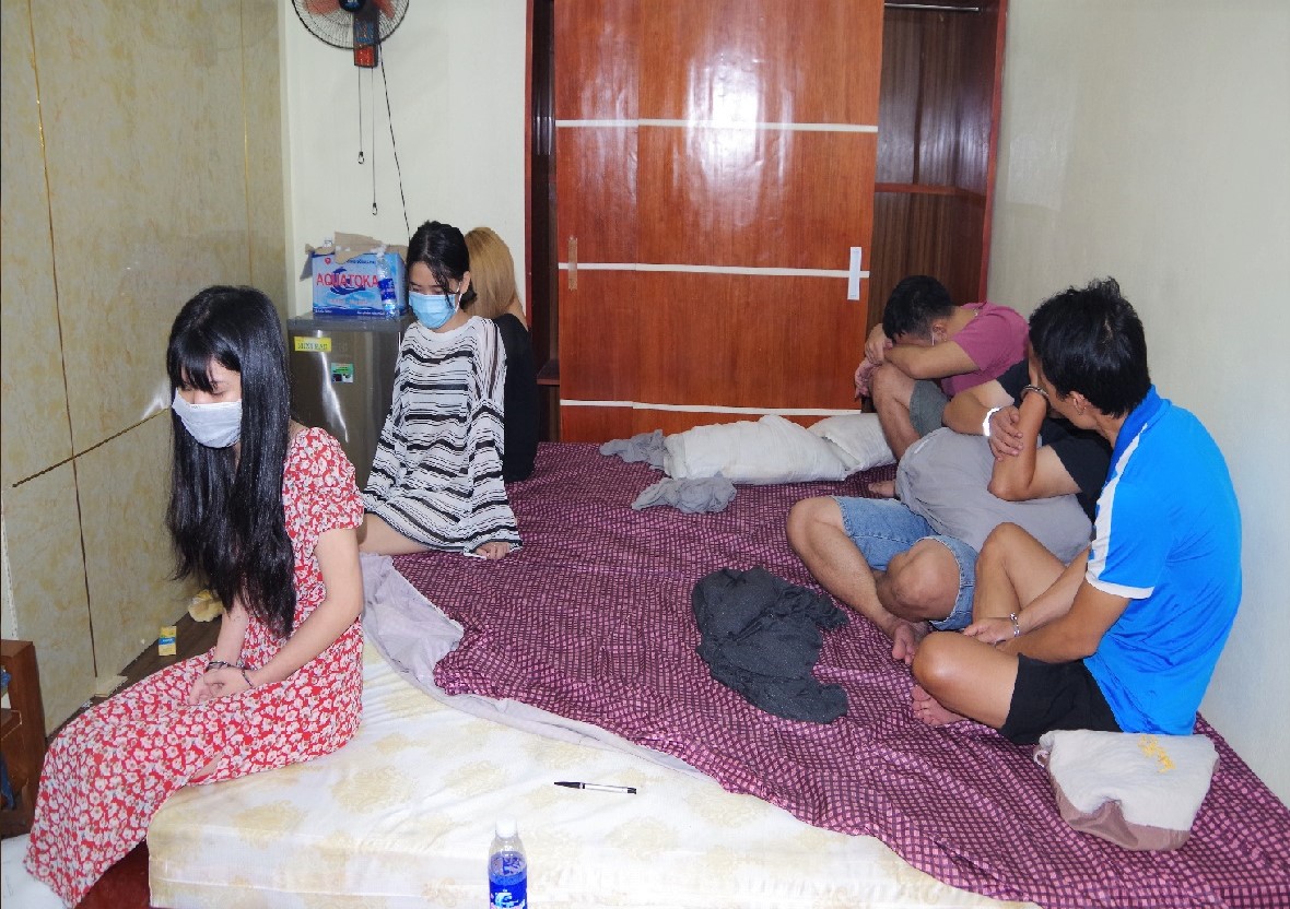 Bắt quả tang 6 chân dài đang bay lắc ma túy cùng 7 nam thanh niên trong khách sạn - Ảnh 2.
