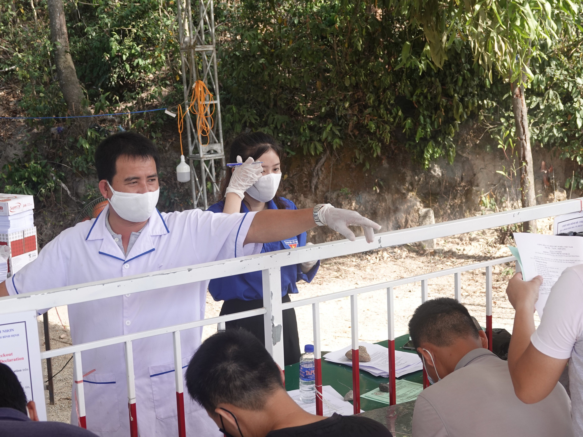 Không xin được đồng nghiệp qua chốt kiểm dịch, kẻ say xỉn đâm thành viên tổ công tác - Ảnh 2.