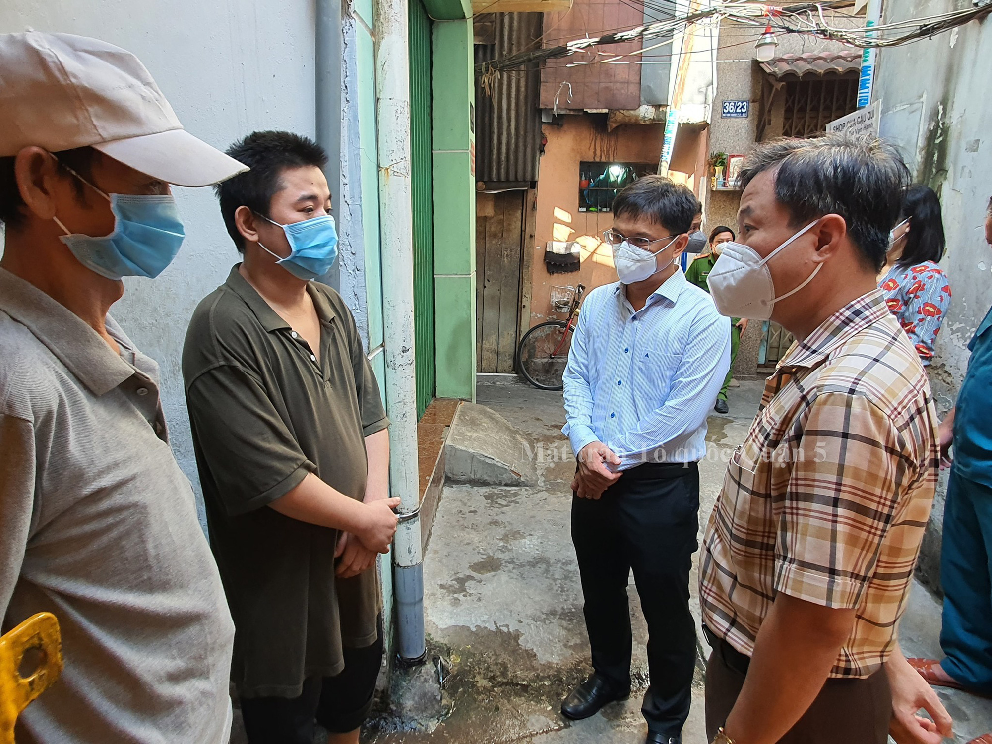 Người khó khăn ở quận 5 (TP HCM) được trao tận tay tiền và quà hỗ trợ