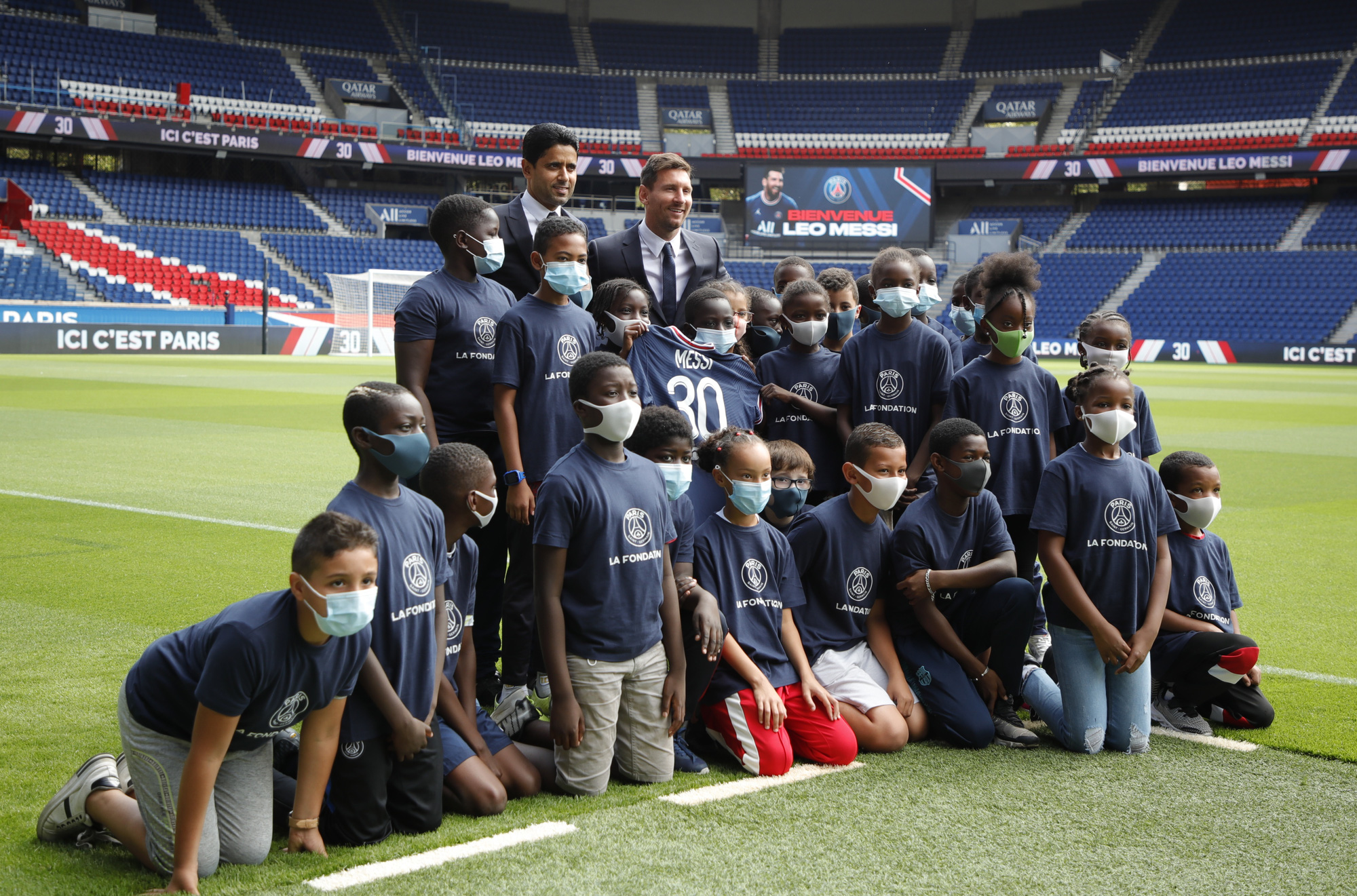 Lionel Messi ra mắt ch&iacute;nh thức, chọn &aacute;o đấu 30 tại PSG - Ảnh 9.