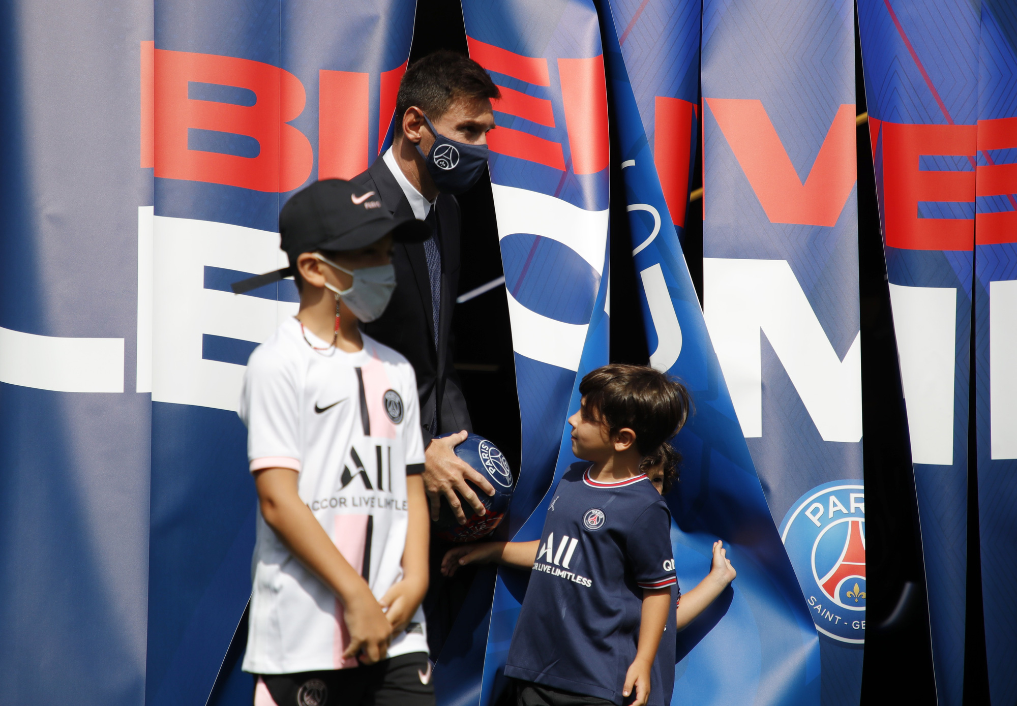 Lionel Messi ra mắt ch&iacute;nh thức, chọn &aacute;o đấu 30 tại PSG - Ảnh 11.