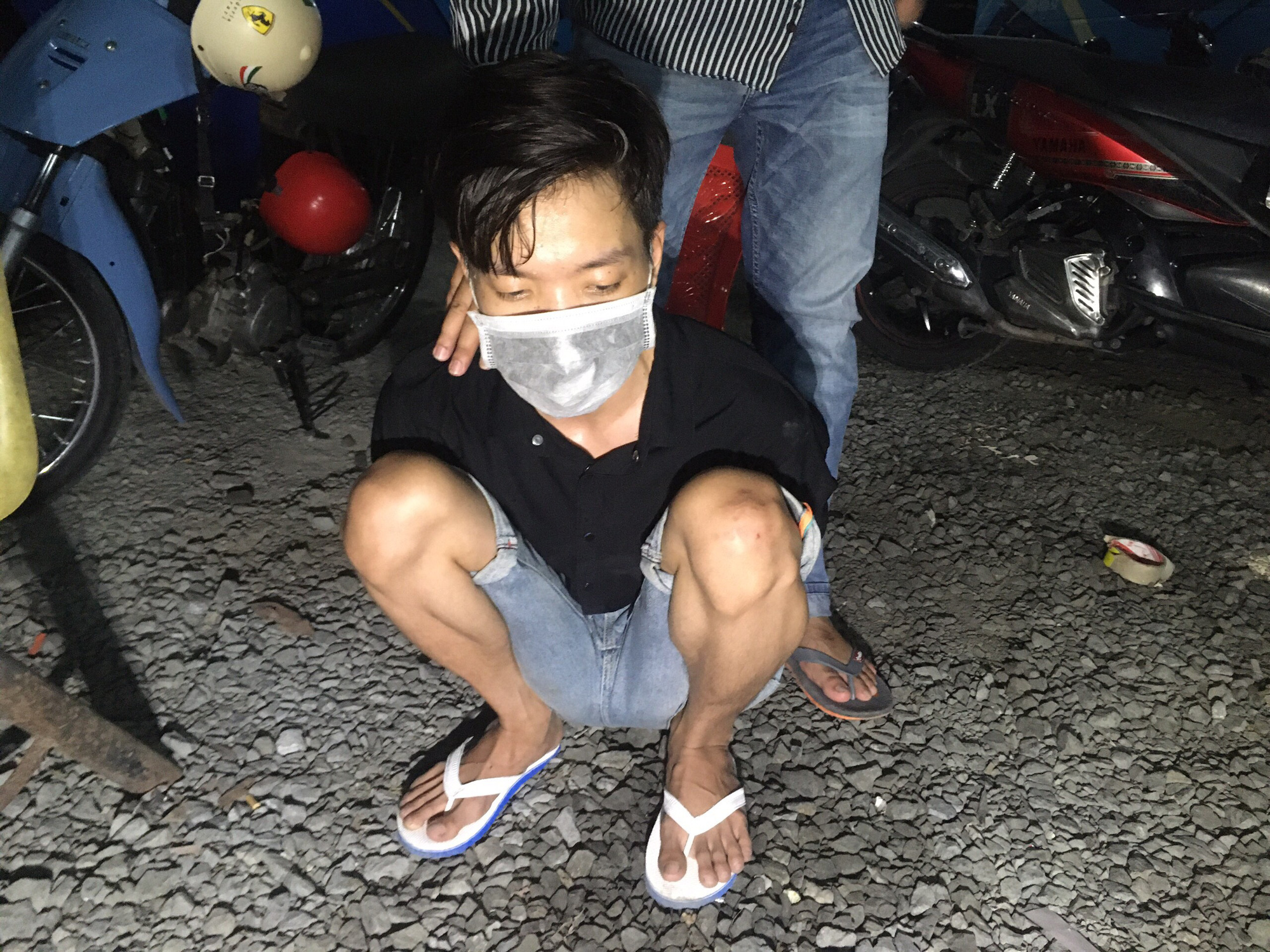 Lợi dụng dịch Covid-19, một thanh ni&ecirc;n &ldquo;&eacute;m&rdquo; nửa k&yacute; ma t&uacute;y v&agrave;o g&oacute;i kh&ocirc; g&agrave; đi b&aacute;n - Ảnh 1.