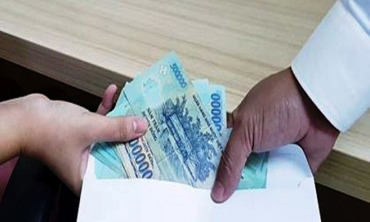 Khởi tố nhóm xưng phóng viên dàn cảnh "chạy" trường rồi tống tiền nữ hiệu trưởng