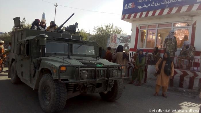Taliban áp sát thủ đô Afghanistan, liên tục thả tội phạm