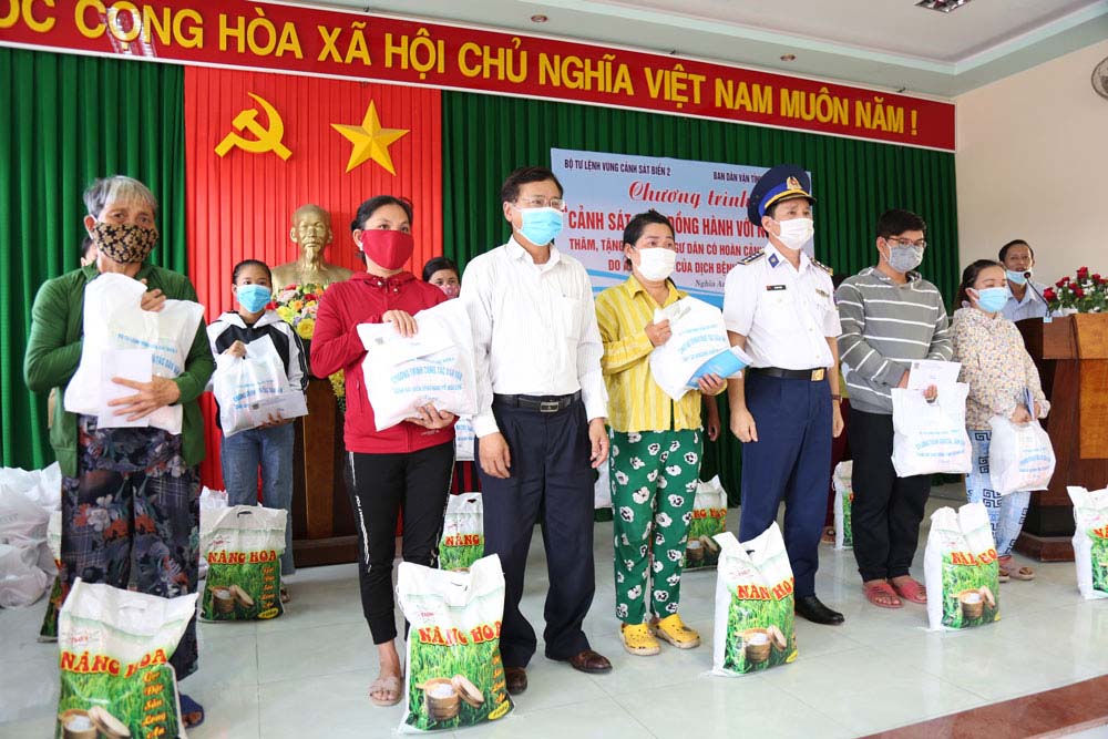 Thắm đượm nghĩa t&igrave;nh qu&acirc;n d&acirc;n - Ảnh 1.