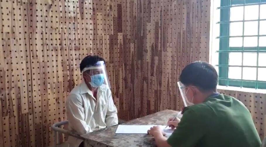 2 cha con x&acirc;m phạm chỗ ở của người kh&aacute;c, d&ugrave;ng hung kh&iacute; ngăn cản c&ocirc;ng an - Ảnh 2.