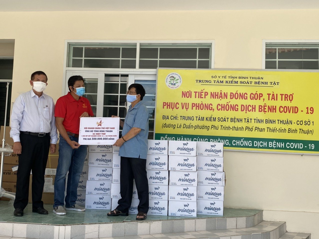 Hội Doanh nhân trẻ Việt Nam tặng máy thở cho 7 tỉnh, thành