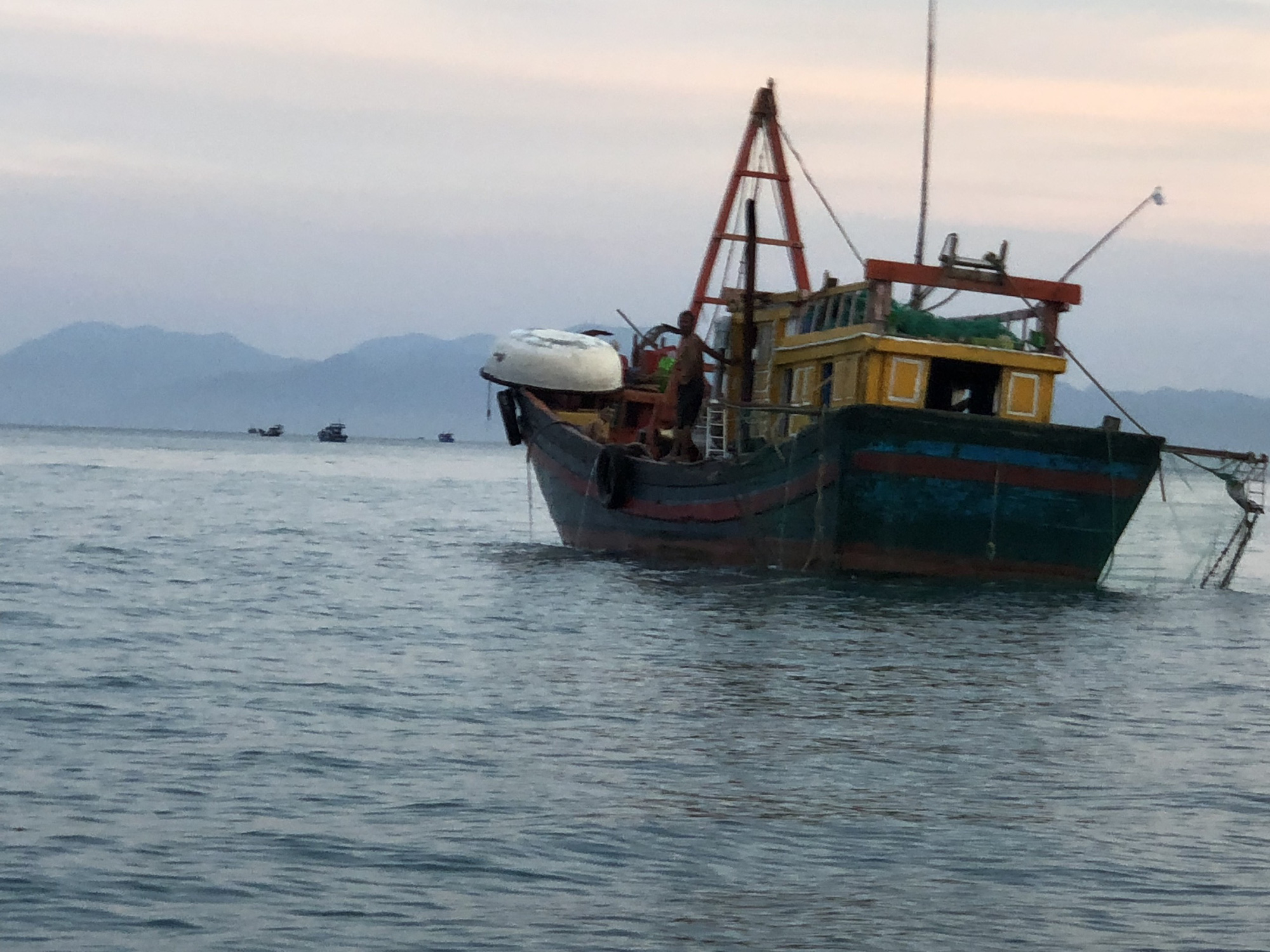 Giã cào khuấy nát vịnh Vân Phong - Ảnh 2.