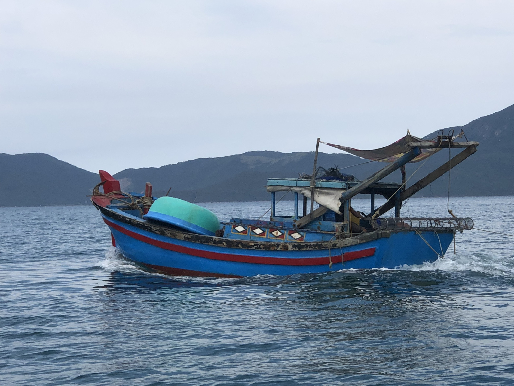 Giã cào khuấy nát vịnh Vân Phong