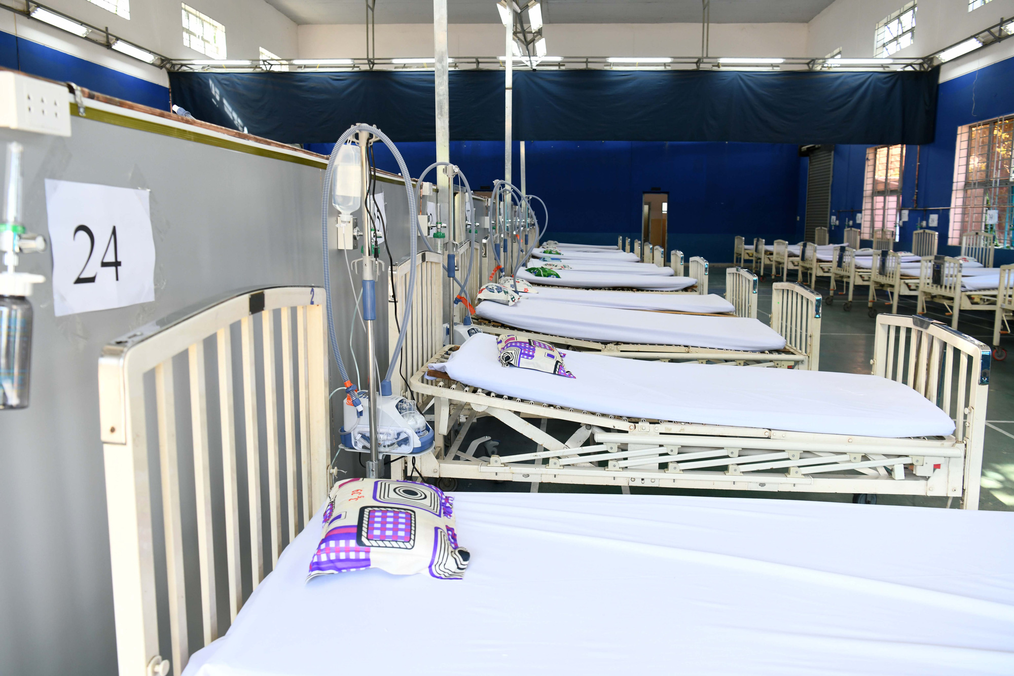 Bệnh viện dã chiến điều trị Covid-19 đặt tại Trường THPT Phú Nhuận đi vào hoạt động - Ảnh 8.