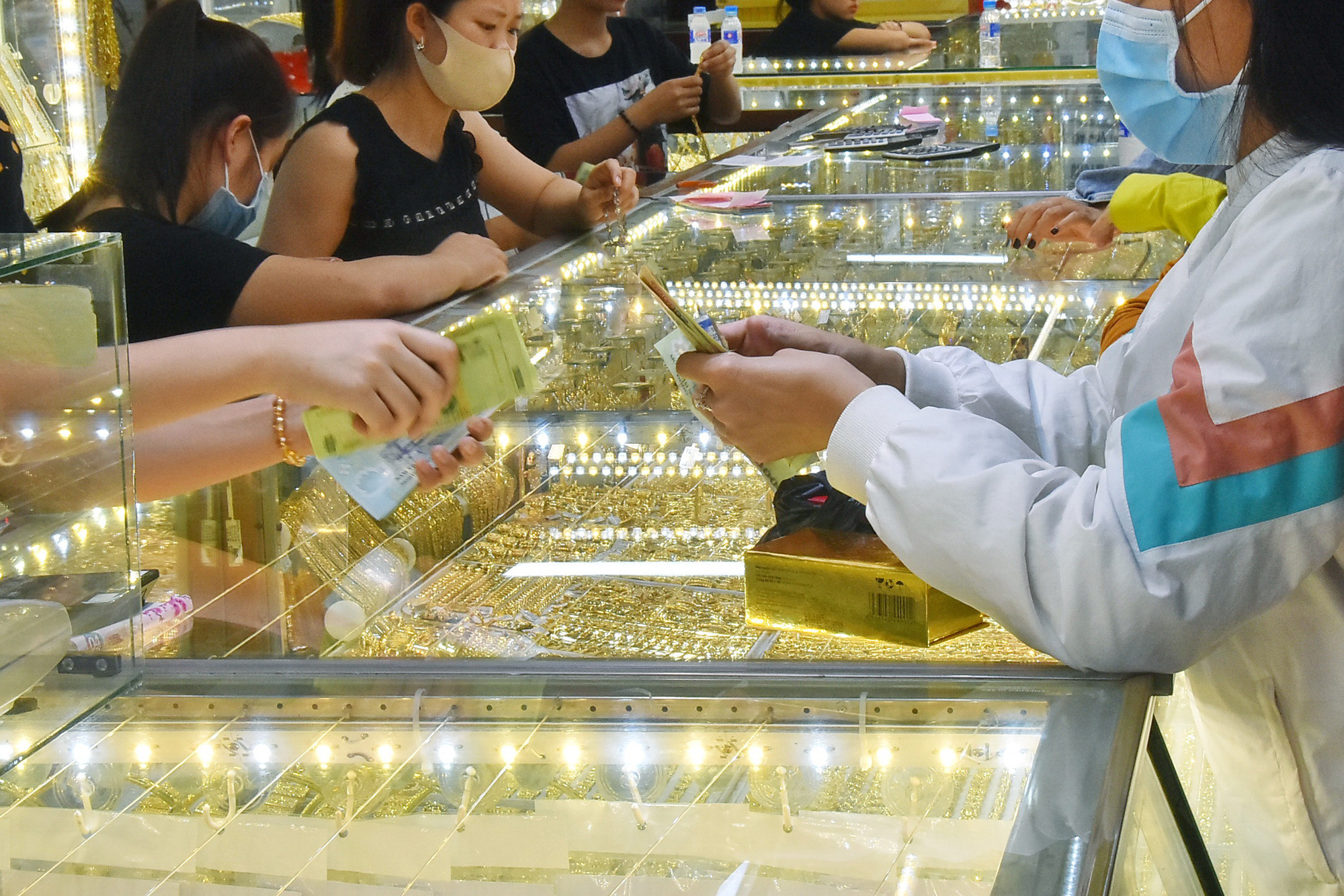 Giá vàng hôm nay 12-8: Tăng mạnh, vượt ngưỡng 1.750 USD/ounce