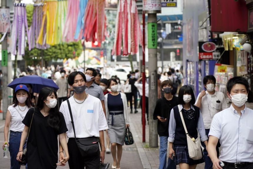 Covid-19 ở Nhật: Tokyo kh&ocirc;ng thể kiểm so&aacute;t sự l&acirc;y lan - Ảnh 1.