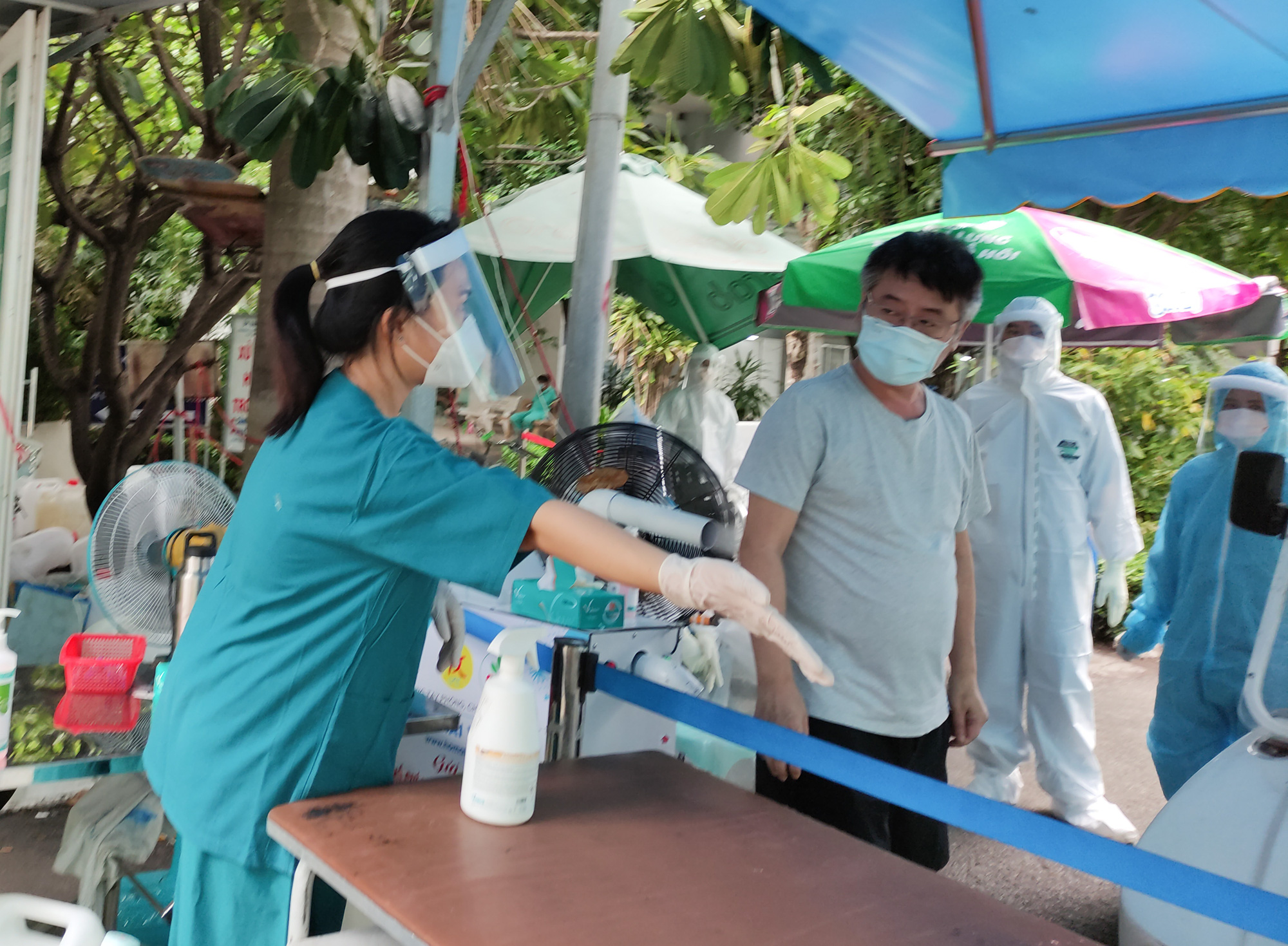 Thoát Covid-19 nguy kịch, bệnh nhân Hàn Quốc tặng lại bệnh viện máy thở - Ảnh 2.
