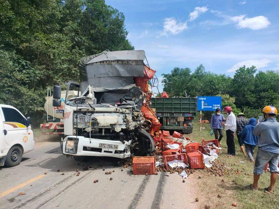 Tài xế xe tải tử vong sau cú tông trực diện với xe đầu kéo