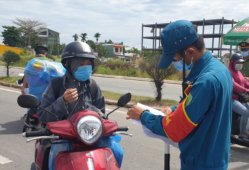 Quảng Nam đ&oacute;n người d&acirc;n ở Đ&agrave; Nẵng về qu&ecirc; bằng &ocirc;t&ocirc;, dẫn đo&agrave;n đi xe m&aacute;y - Ảnh 3.