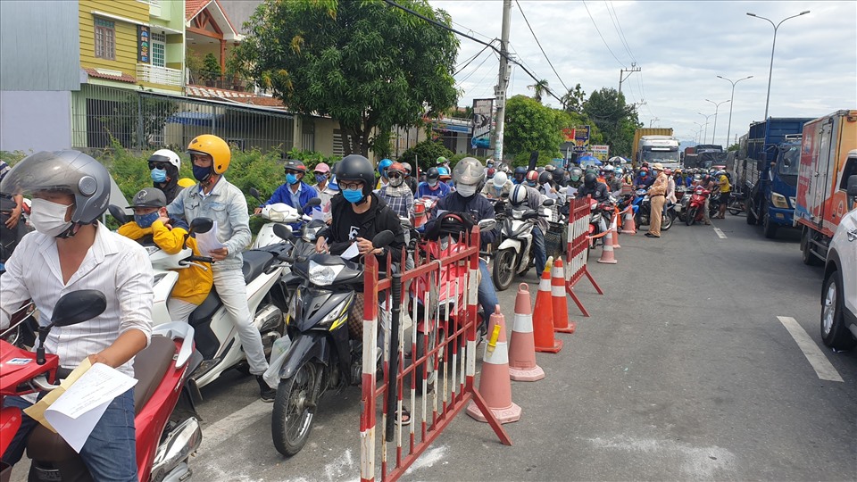 Quảng Nam đón người dân ở Đà Nẵng về quê bằng ôtô, dẫn đoàn đi xe máy