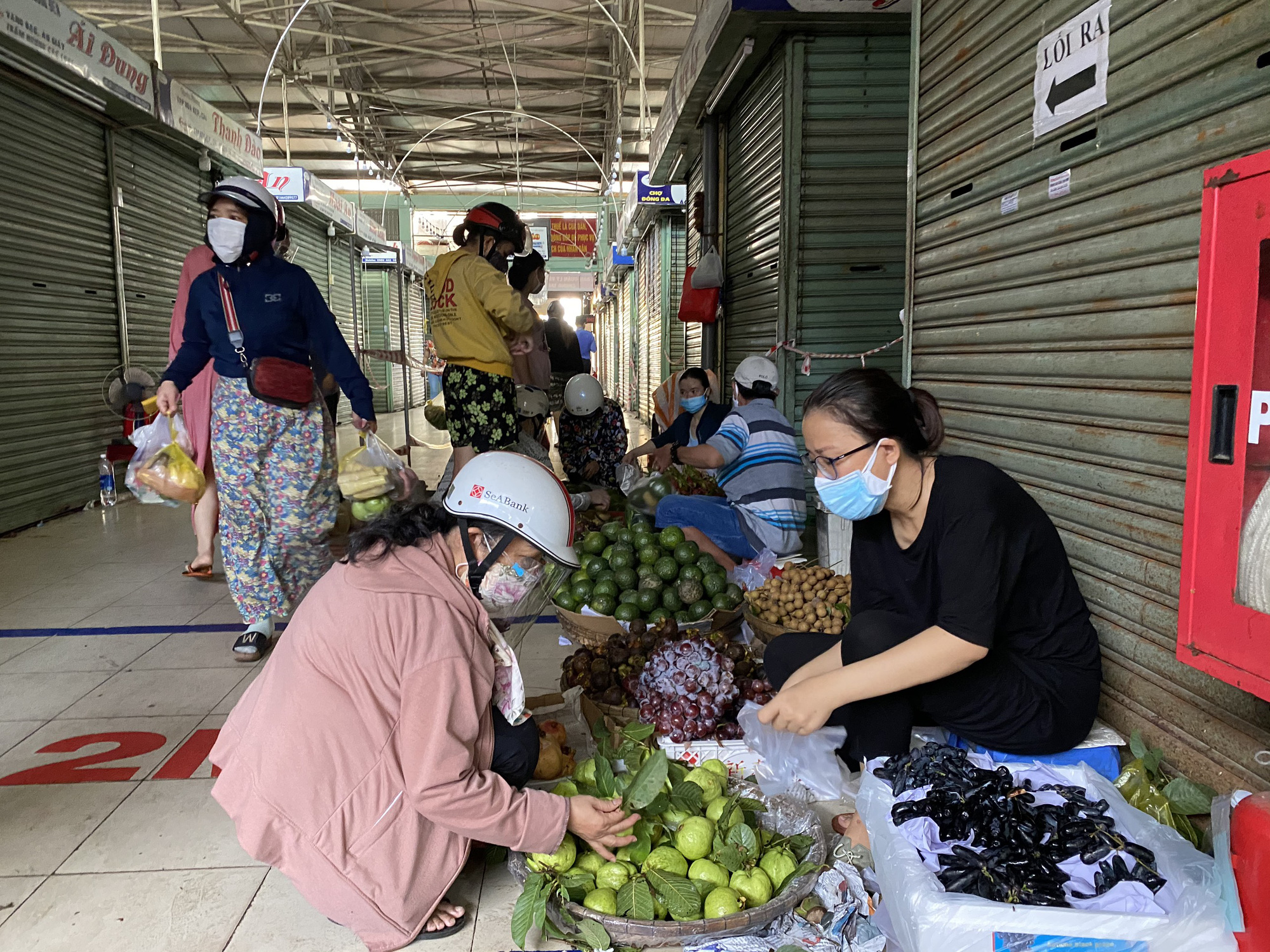 Đ&agrave; Nẵng: Chợ đ&ocirc;ng nghẹt người, gi&aacute; cả tăng đột biến - Ảnh 5.