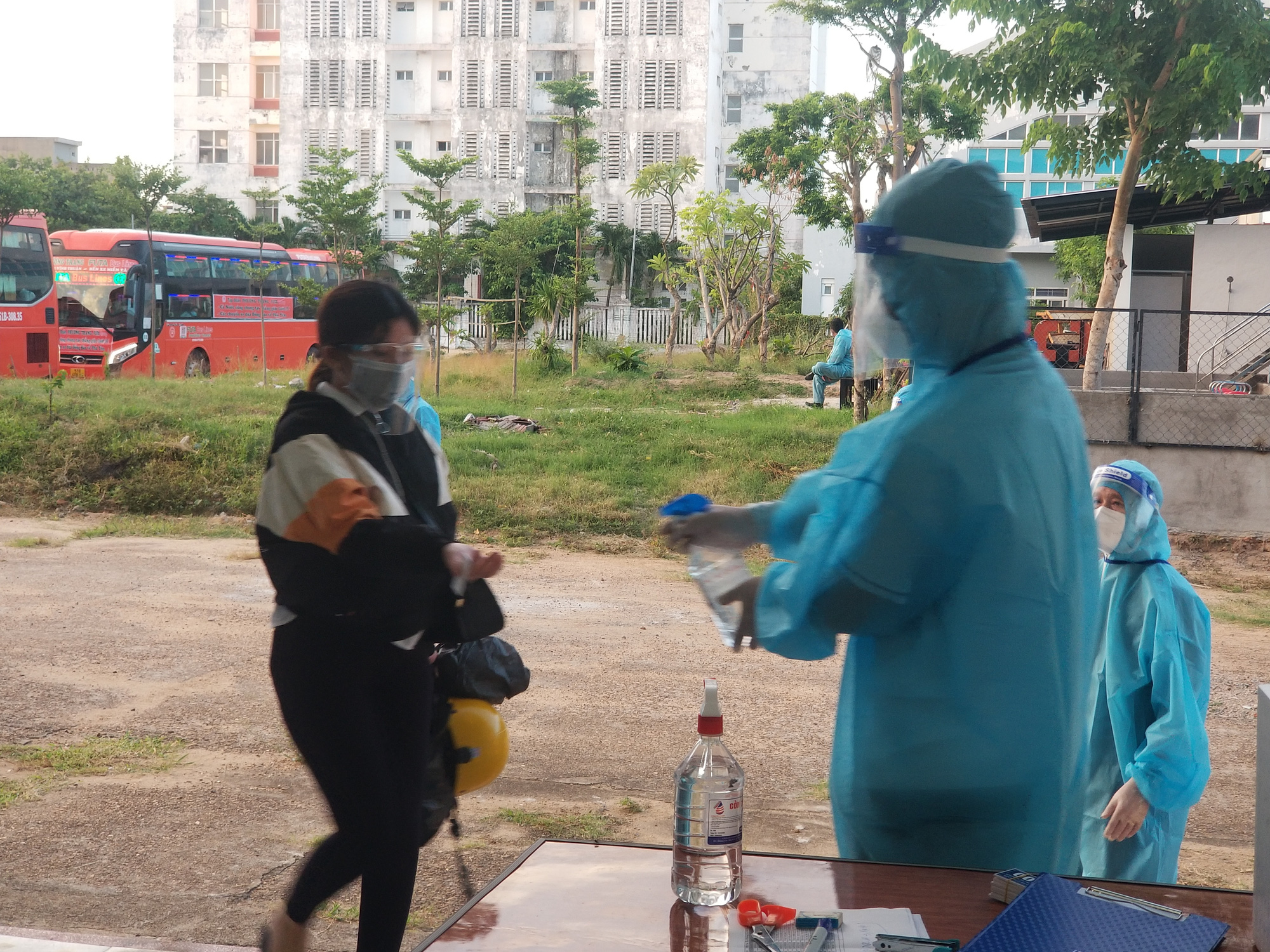 Kh&ocirc;ng để l&acirc;y lan dịch bệnh khi đưa c&ocirc;ng d&acirc;n về Ph&uacute; Y&ecirc;n - Ảnh 1.