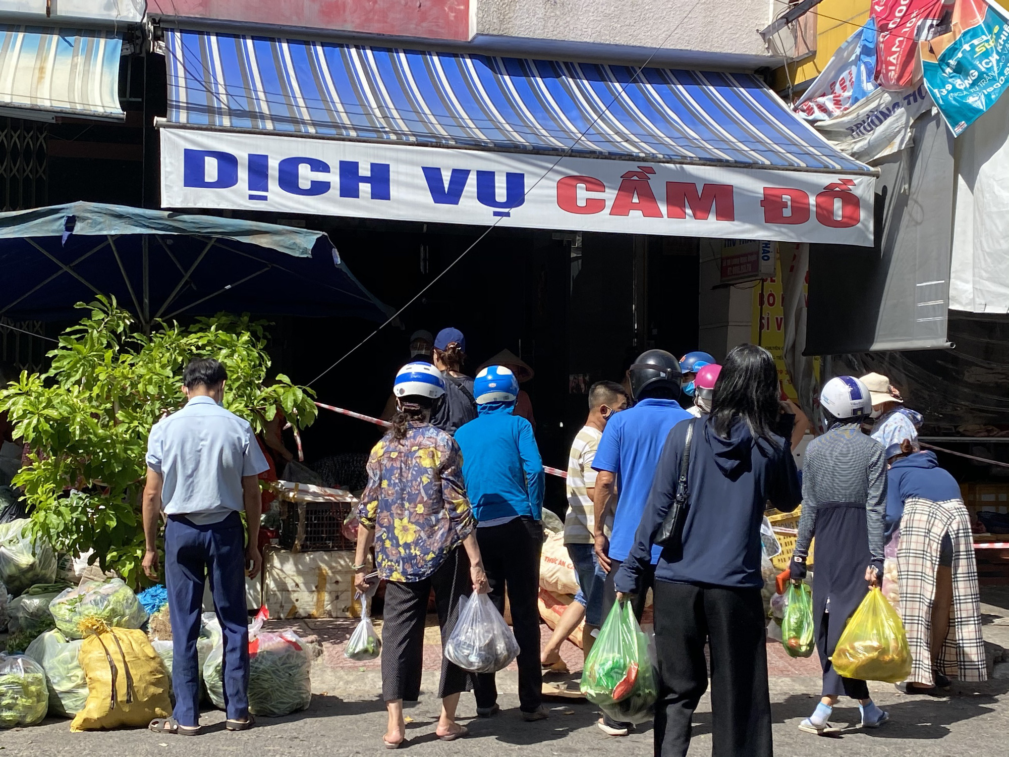 Đ&agrave; Nẵng: Chợ đ&ocirc;ng nghẹt người, gi&aacute; cả tăng đột biến - Ảnh 2.