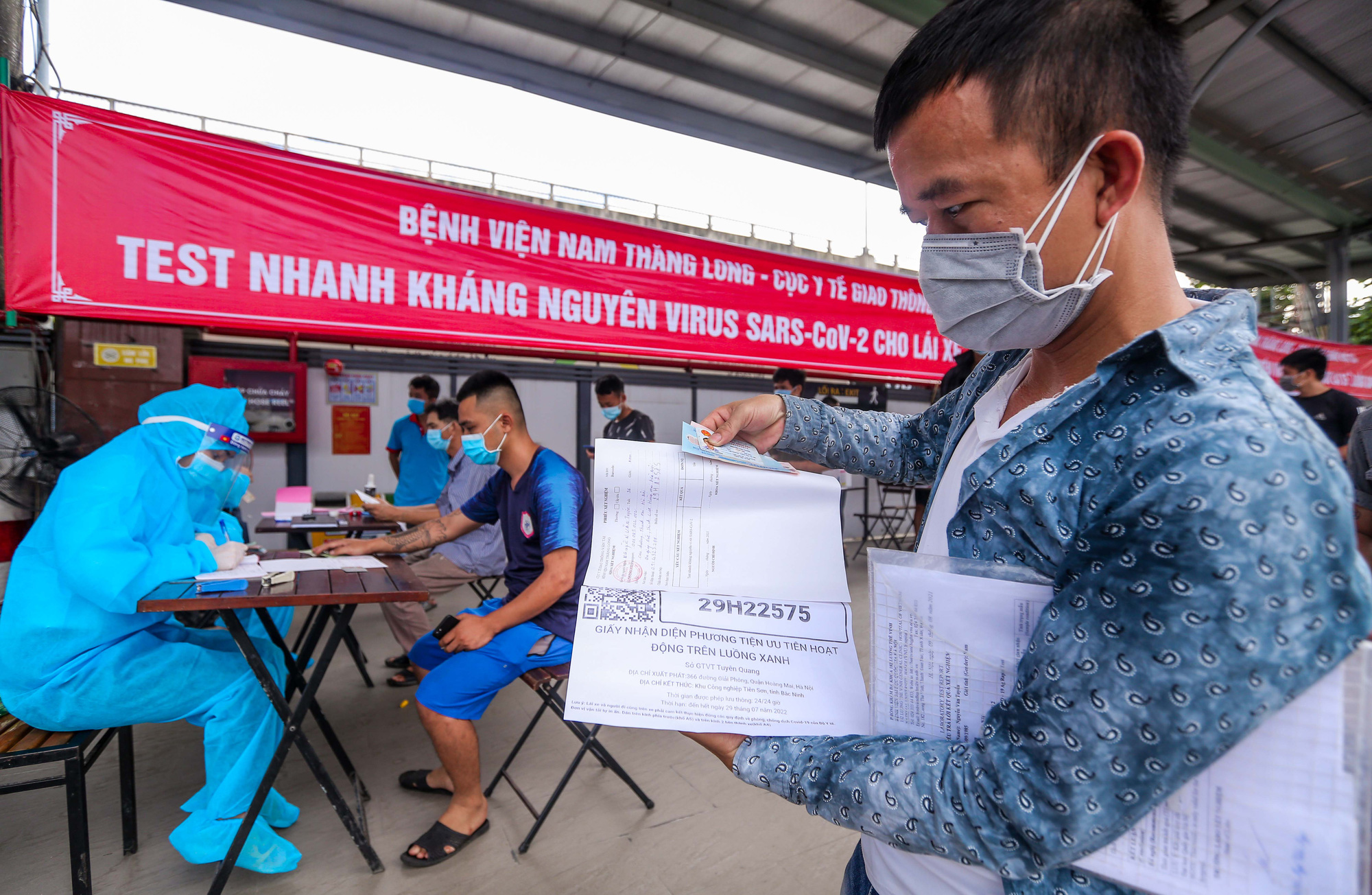 CLIP: Kết quả test nhanh Covid-19 hơn 200 t&agrave;i xế &ldquo;luồng xanh&rdquo; - Ảnh 9.