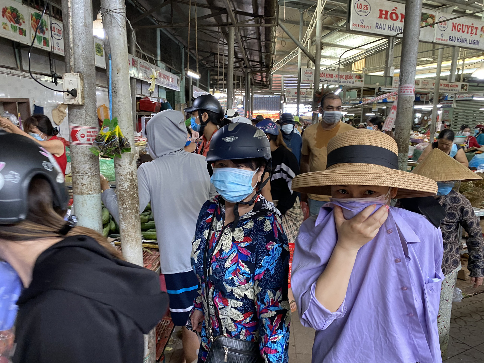 Đ&agrave; Nẵng: Chợ đ&ocirc;ng nghẹt người, gi&aacute; cả tăng đột biến - Ảnh 6.